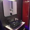 Baño rojo y negro