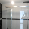 baño terminado moderno a 2 colores contrastes en cromo blanco y negro