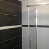 baño terminado moderno a 2 colores contrastes en cromo blanco y negro