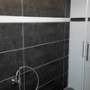 baño terminado moderno a 2 colores contrastes en cromo blanco y negro