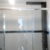 baño terminado moderno a 2 colores contrastes en cromo blanco y negro