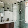 Baño vintage con azulejos pintados en verde