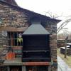 Barbacoa con base de piedra y hogar metalico