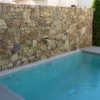cabecera de una piscina con chorro de agua