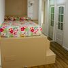 Cama alzada,puerta vestidor y armario