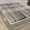 Cama con almacenamiento