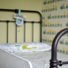 Cama de forja y papel