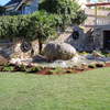 Cascadas y fuentes en el jardín