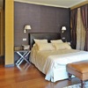 Chalet en Madrid, Contraste entre Oriente y occidente