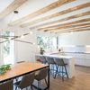 Cocina abierta al comedor con techos con vigas