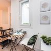 Cocina abierta al salón con ventana oscilobatiente