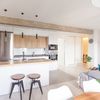 Cocina abierta al salón de estilo contemporáneo