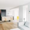 Cocina abierta al salón de estilo minimalista