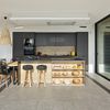 Cocina abierta y conectada con la terraza