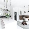 Cocina blanca con banco