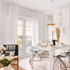 Cocina blanca con grandes espejos