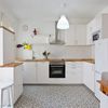 Cocina blanca con suelo vinílico