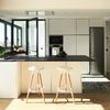 Cocina con barra negra