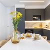 Cocina con desayuno puesto en mesa