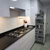 Cocina con despensero con ruedas