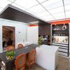 Cocina con detalles en naranja