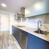 Cocina con encimera de madera y muebles altos abatibles