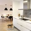 Cocina con frente de azulejo