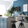cocina con frente sin azulejos y encimera compacta blanca