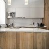 Cocina con gran península en color blanco y madera natural