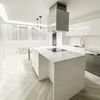 Cocina con isla y mesa