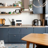 Cocina con mobiliario azul y encimera laminada