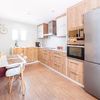 Cocina con muebles de madera