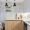 Cocina con muebles de madera y grifería negra