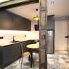 Cocina con muebles negros