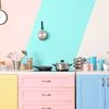 Cocina con muebles pintados en tonos pastel