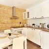 Cocina con pared de ladrillo