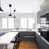 Cocina con península que funciona como mesa de comedor y separador de ambientes
