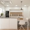 Cocina con península y zona de desayunos