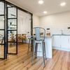Cocina con planta irregular y puerta de cristal