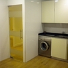 cocina con puerta de cristal.