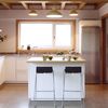 Cocina de estilo mediterráneo con isla central