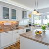Cocina de estilo retro con isla central