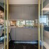 Cocina elegante con mobiliario gris y espejos