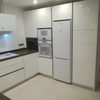 Cocina en blanco brillo con tirador tipo gola