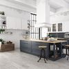 Cocina estilo industrial con isla central