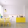 Cocina estilo nórdico con mobiliario y sillas en amarillo