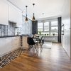 Cocina estilo vanguardista y suelo de madera