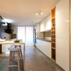 Cocina moderna con barra para desayunos