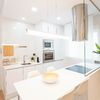 Cocina moderna con campana extractora circular