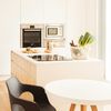 Cocina moderna con electrodomésticos y placa vitrocerámica